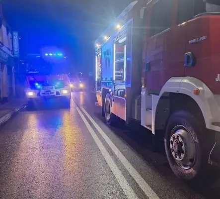 Odsunięta ściana budynku przy ul. Kajki w Jezioranach. Służby na miejscu