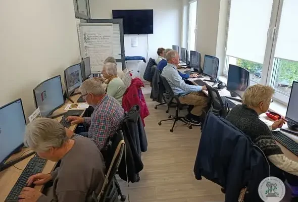 Seniorzy ze Stawigudy wrócili do komputerów. Ruszyły bezpłatne zajęcia w GOK