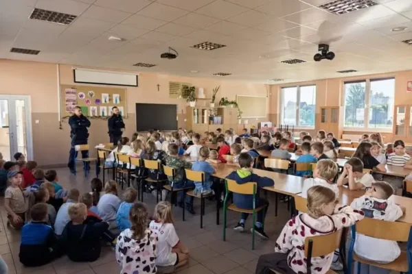 Policjanci w szkole w Jonkowie: lekcja bezpieczeństwa dla najmłodszych