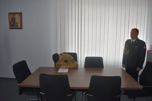 Ślubowanie nowego strażaka w Komendzie Miejskiej PSP w Olsztynie