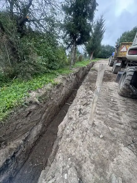 Boisko wielofunkcyjne w Świątkach – trwają prace ziemne i sieciowe