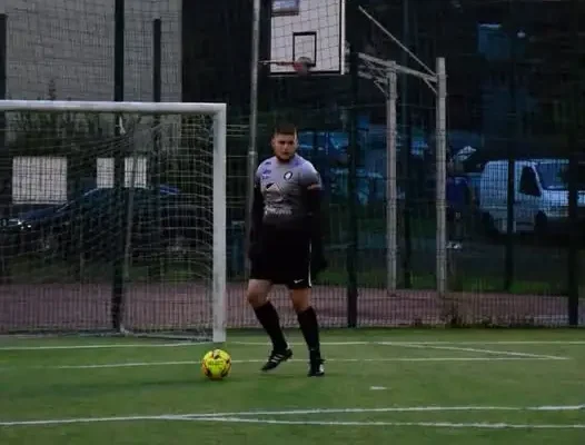 Szymon Kozakiewicz – bramkarz UKS Junior Świątki i żołnierz w jednej osobie