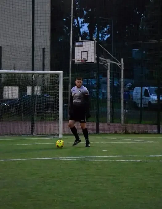 Szymon Kozakiewicz – bramkarz UKS Junior Świątki i żołnierz w jednej osobie