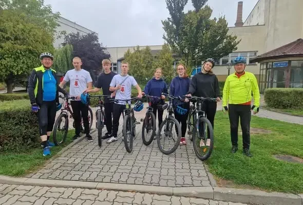 Rowerowa wyprawa uczniów z Dobrego Miasta zakończona na warszawskim Żoliborzu