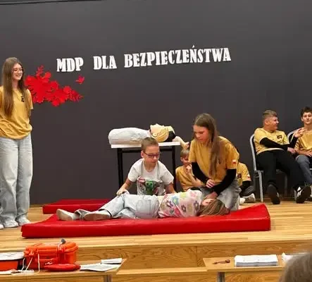 Młodzieżowe Drużyny Pożarnicze uczą pierwszej pomocy w szkole