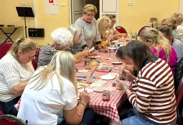 Klewki: drugie spotkanie warsztatów ceramicznych „Słowo ma kształt”