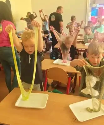 Dzień Chłopaka w klasie 2b: warsztaty tworzenia slime’ów w SP1 Barczewo