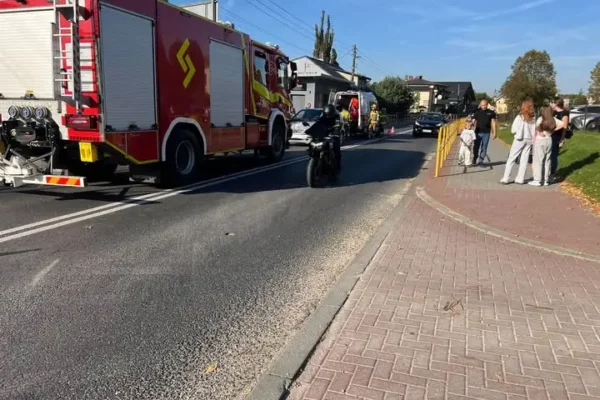 Zderzenie samochodu osobowego z motocyklem w Olsztynie — akcja służb ratunkowych