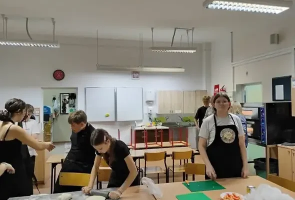 Noc w szkole klasy 7b – pizza, Just Dance i niespodziewany gość