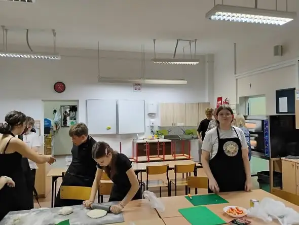 Noc w szkole klasy 7b – pizza, Just Dance i niespodziewany gość