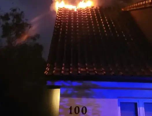 Pożar dachu przy ul. Rataja w Olsztynie. Ewakuowano cztery osoby