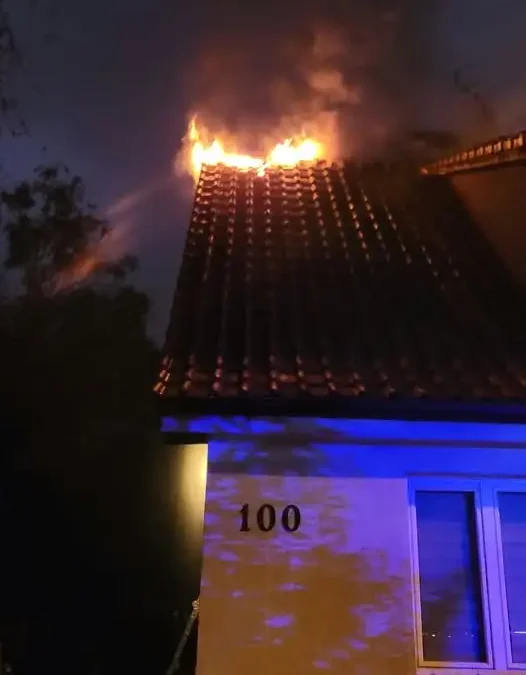 Pożar dachu przy ul. Rataja w Olsztynie. Ewakuowano cztery osoby