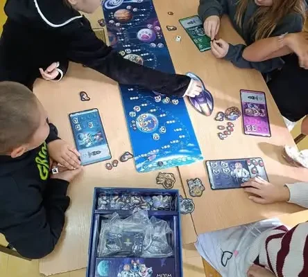 Klasa 3c świętuje Dzień Gier Planszowych z wyjątkowymi gośćmi
