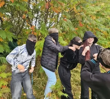 Uczniowie z Jonkowa na wycieczce w Kaczem Bagnie – warsztaty, szałasy i ognisko