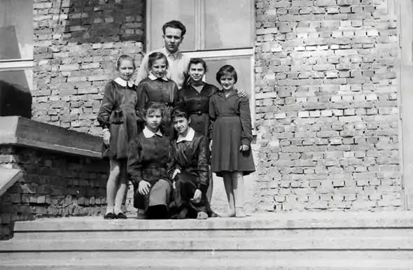 Sensacyjne zdjęcie z 1958 roku odkrywa nieznaną historię Szkoły Podstawowej nr 12