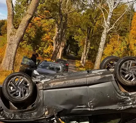 Pijany 48-latek dachował Hyundaiem i próbował uciec. Odpowie przed sądem