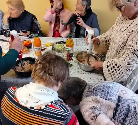 Seniorzy z Bartąga gotowali razem – pyszne pasty i wspólny stół