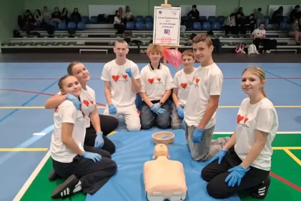 Uczniowie klasy 8a włączają się w bicie rekordu Europejskiego Dnia Przywracania Czynności Serca