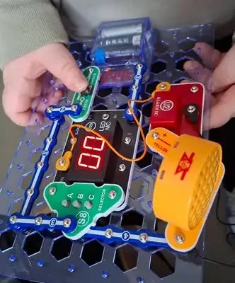 Szóstoklasiści z Barczewa konstruowali obwody elektroniczne na lekcji techniki