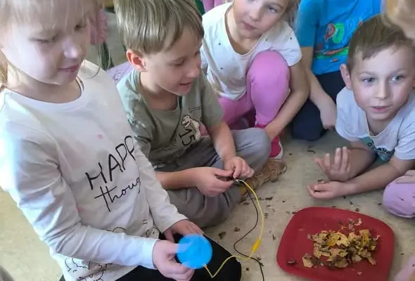 Wiatr pod lupą przedszkolaków z Barczewa – dzieci z grupy Żyrafki zbudowały własne anemometry