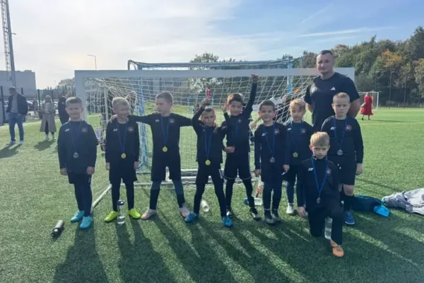 Młodzi piłkarze Sparty Świątniki Górne z medalami z turnieju First Kick Cup w Krakowie