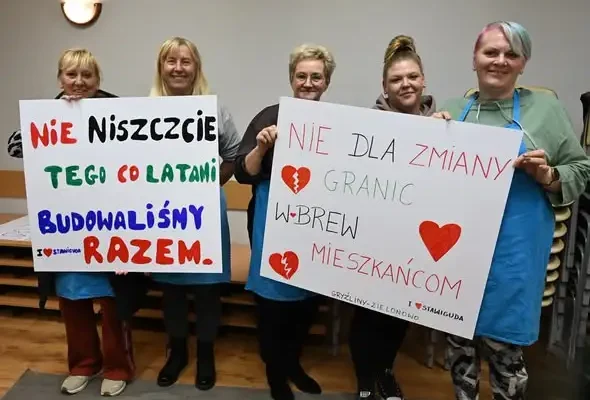 Mieszkańcy gminy Stawiguda tworzą plakaty i transparenty na protest w obronie małej ojczyzny