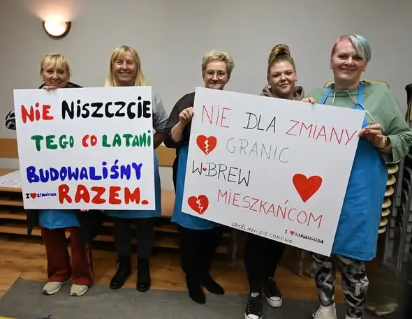 Mieszkańcy gminy Stawiguda tworzą plakaty i transparenty na protest w obronie małej ojczyzny