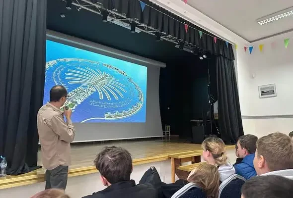 Ósmoklasiści z Biskupca na spotkaniu z podróżnikiem Piotrem Kowalczykiem