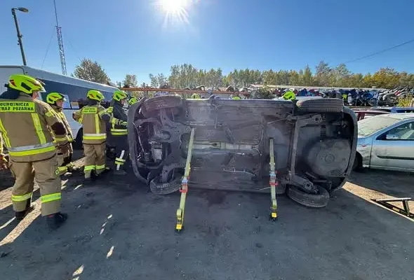 Strażacy ochotnicy z gminy Olsztyn ćwiczyli ratownictwo techniczne na autozłomie