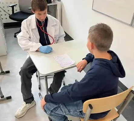 Osmoklasiści zagrali scenki u lekarza – po niemiecku