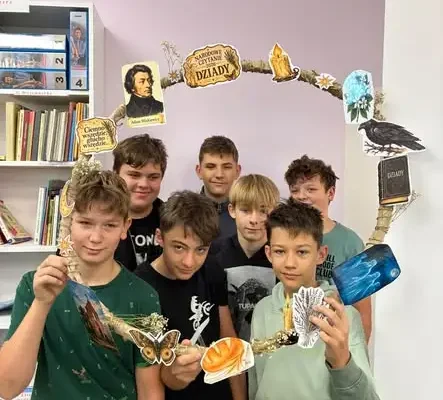 Narodowe Czytanie Mickiewicza w ZSP Gietrzwałd – klasa siódma zmierzyła się z „Dziadami”