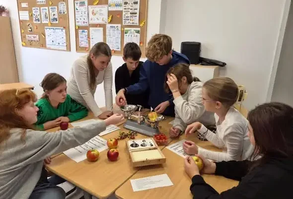 Gietrzwałd: uczniowie ważyli jabłka, cukierki i wodę na lekcji matematyki