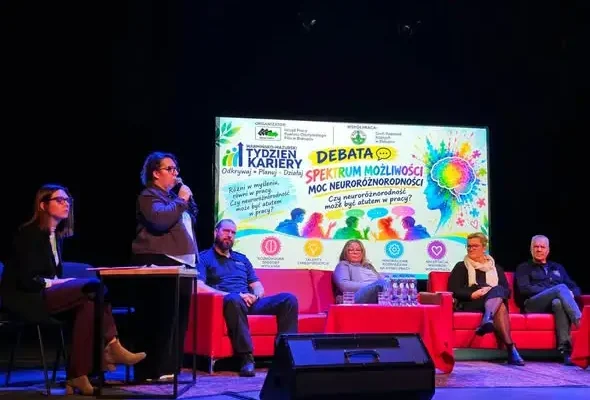 Uczniowie z dwóch klas ósmych debatowali o neuroróżnorodności w CKTiS