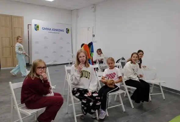 Jesienne warsztaty w świetlicy GOK – dzieci tworzyły kwiaty z szyszek i liści