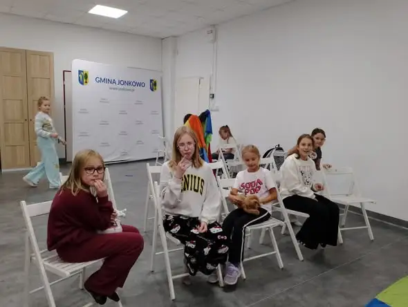 Jesienne warsztaty w świetlicy GOK – dzieci tworzyły kwiaty z szyszek i liści