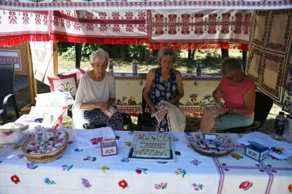 Uczniowie z Barczewa odkrywali sztukę haftu i rzemiosła na wyjątkowej wystawie